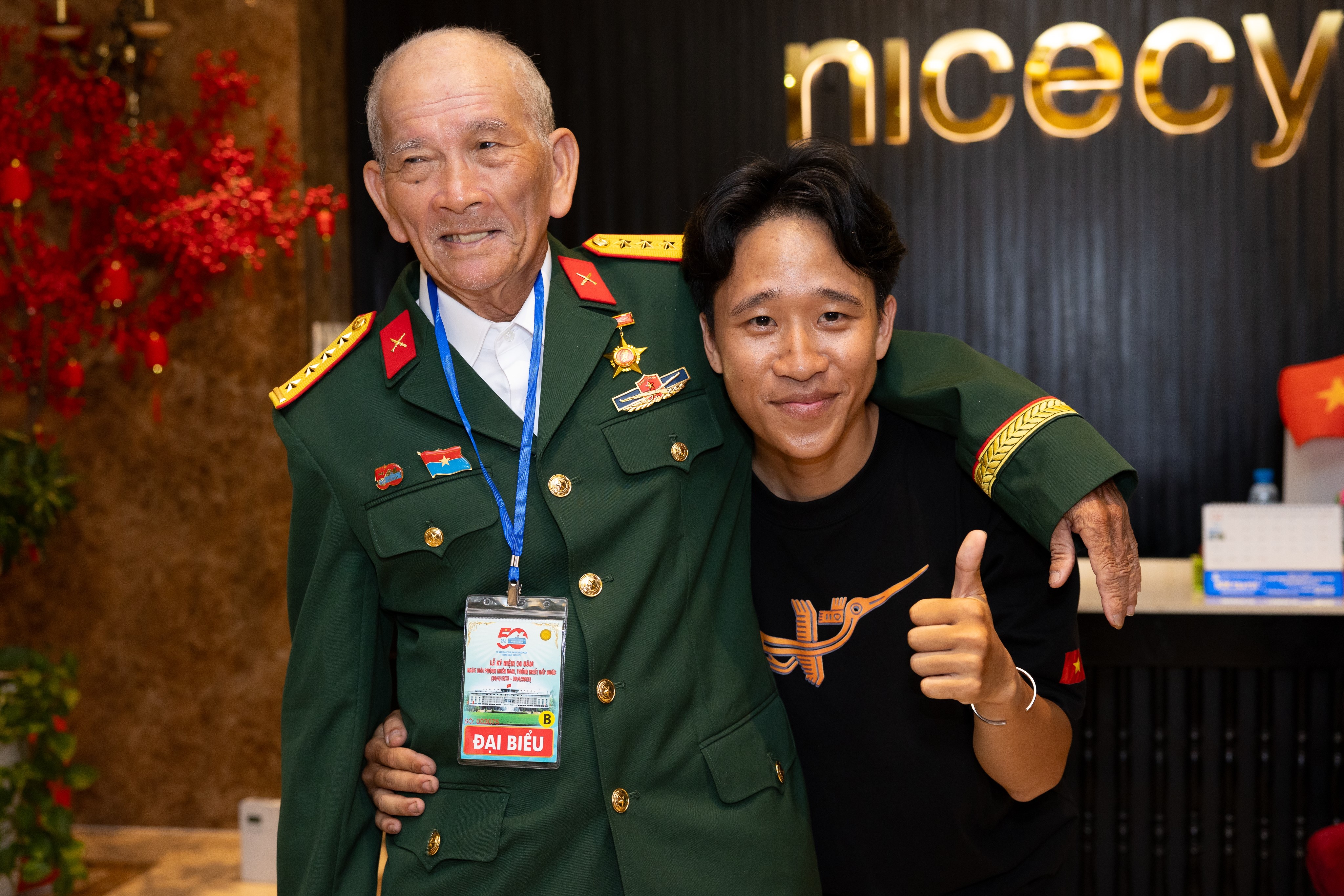 Cuoc gap dac biet voi cuu binh U80 di xe may vao TP.HCM xem dieu binh hinh anh