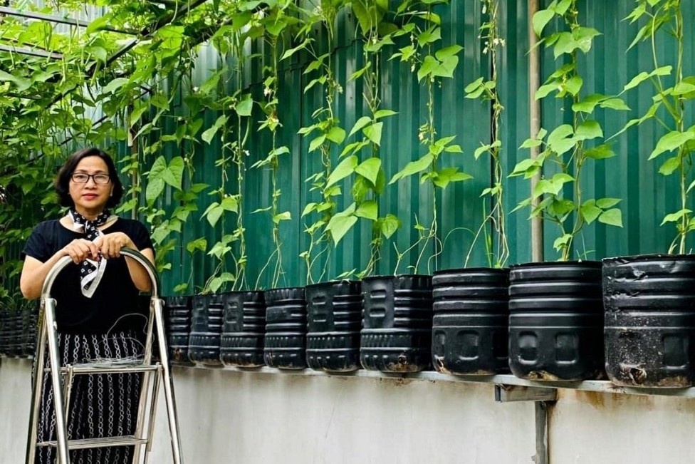 Bien rac thai thanh khu vuon xanh tuoi hoa trai hinh anh