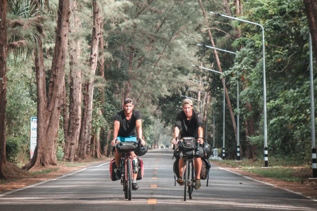 Doi ban dap xe qua 21 quoc gia, co ca Viet Nam hinh anh