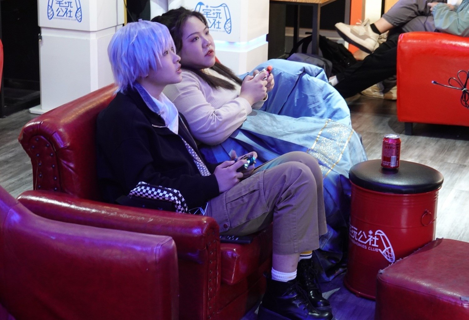 Chi tien dua ban trai trong game ra doi thuc hinh anh