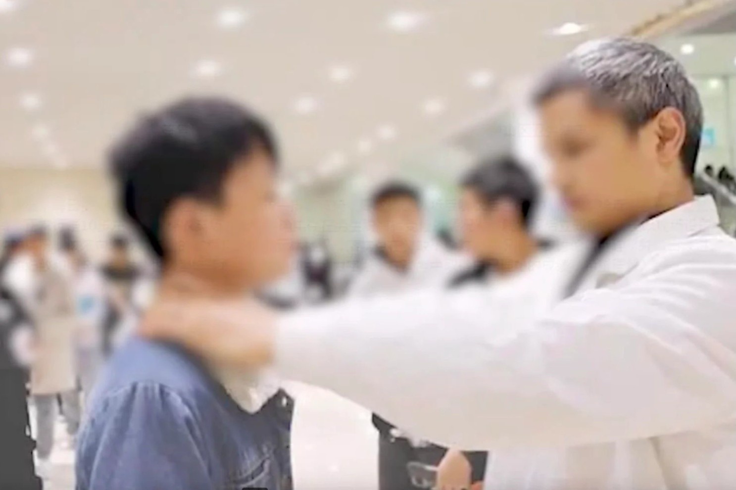 Benh vien Trung Quoc bat nam sinh coi het quan ao khi kham suc khoe hinh anh