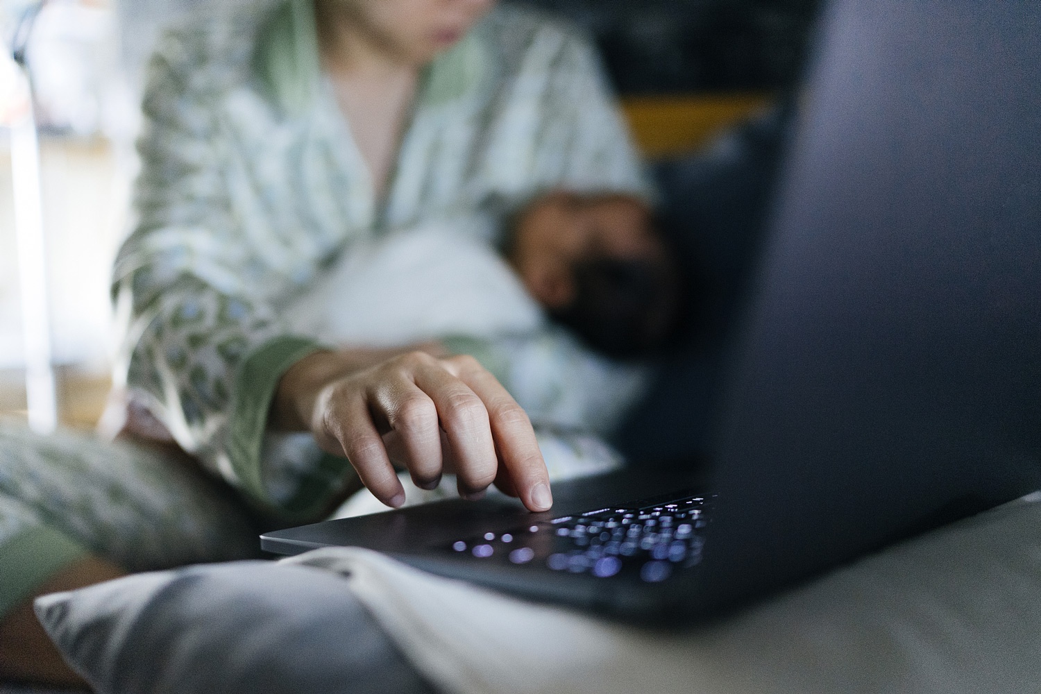 Su xau ho ngan phu nu Trung Quoc nuoi con bang sua me hinh anh