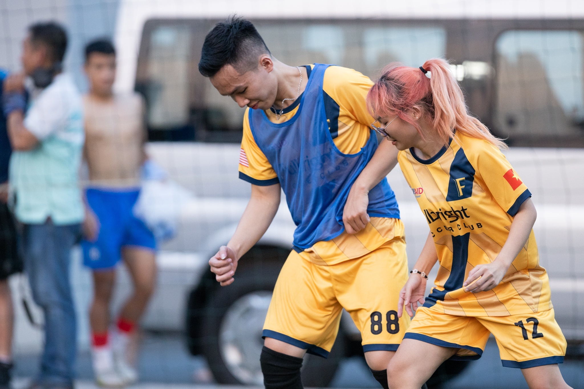 San bong, san tennis o TP.HCM giam khach do cao diem nang nong hinh anh