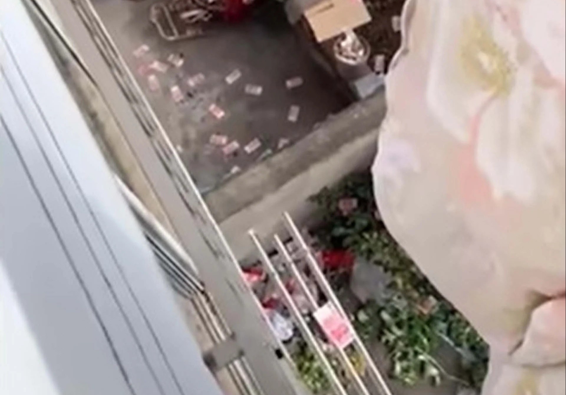 Vo phat hien 'quy den' 4.400 USD cua chong khi phoi chan hinh anh