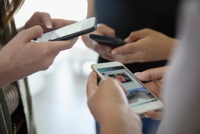 Bi duoi viec vi khong khoe cong ty len mang o Trung Quoc hinh anh