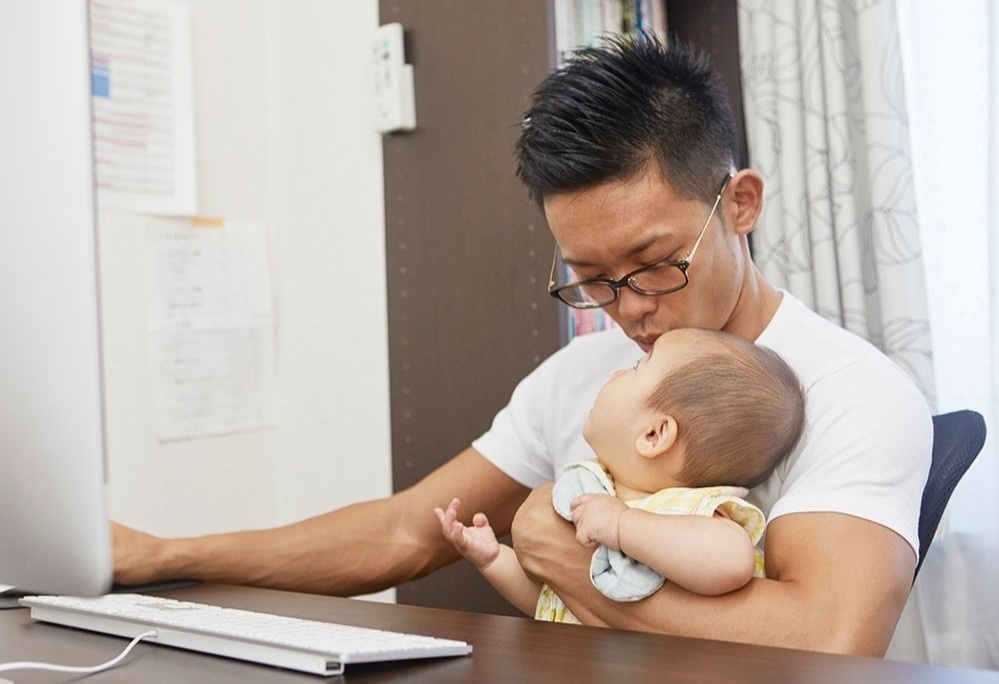 Bi duoi viec vi dua vo di sinh hinh anh