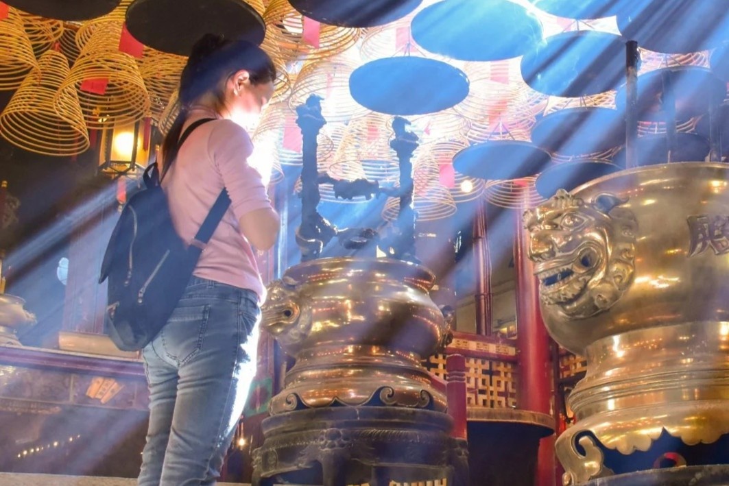 Co gai doi ten 3 lan trong 10 nam de cau may hinh anh