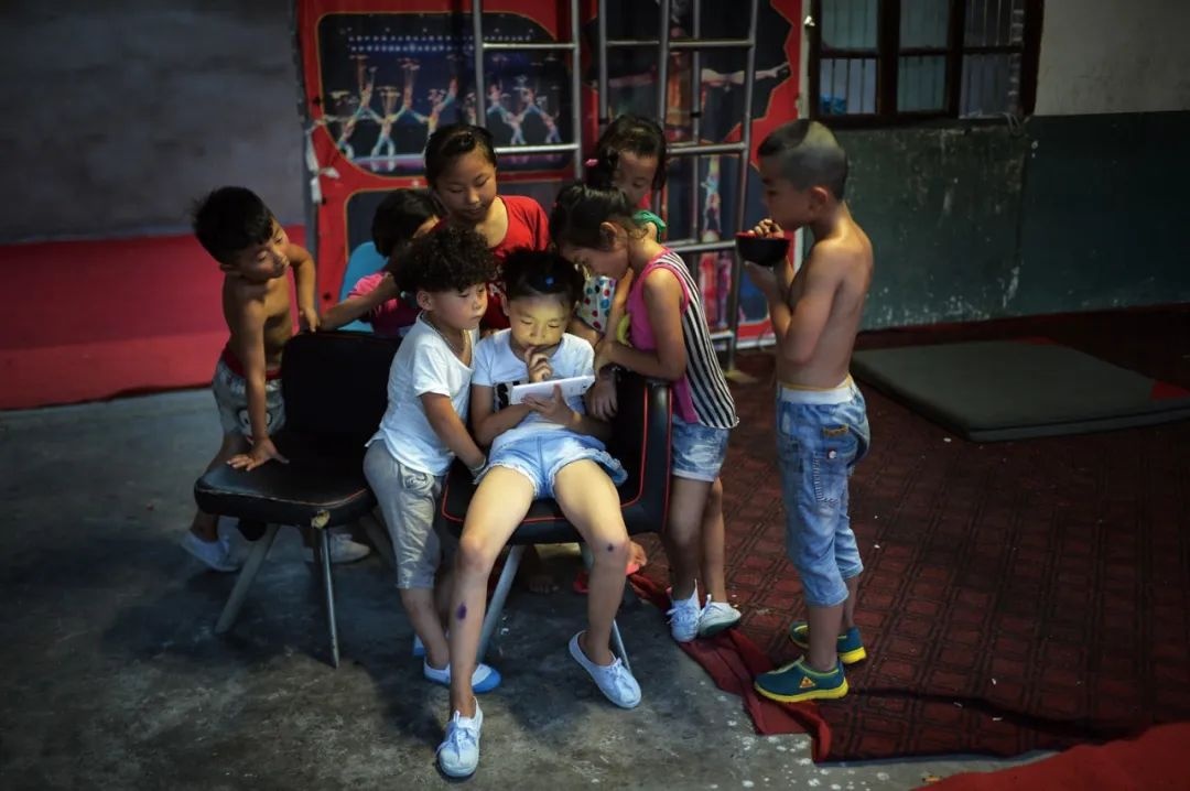 tre nghien dien thoai anh 1