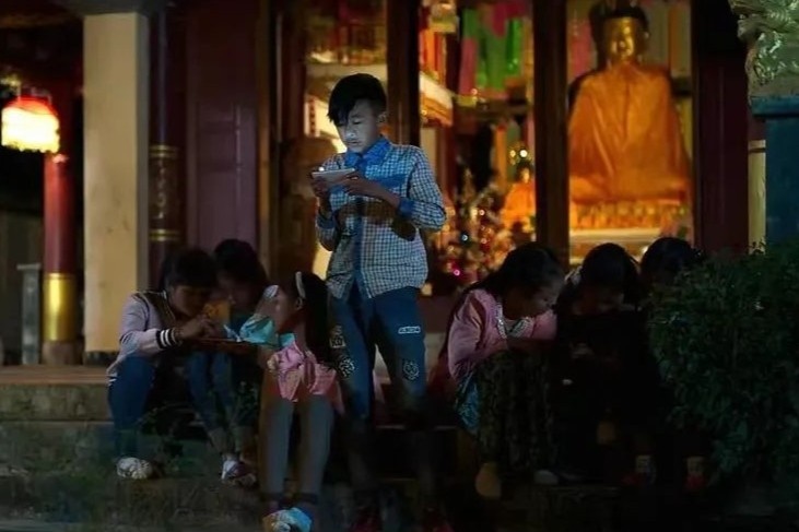 tre nghien dien thoai anh 2