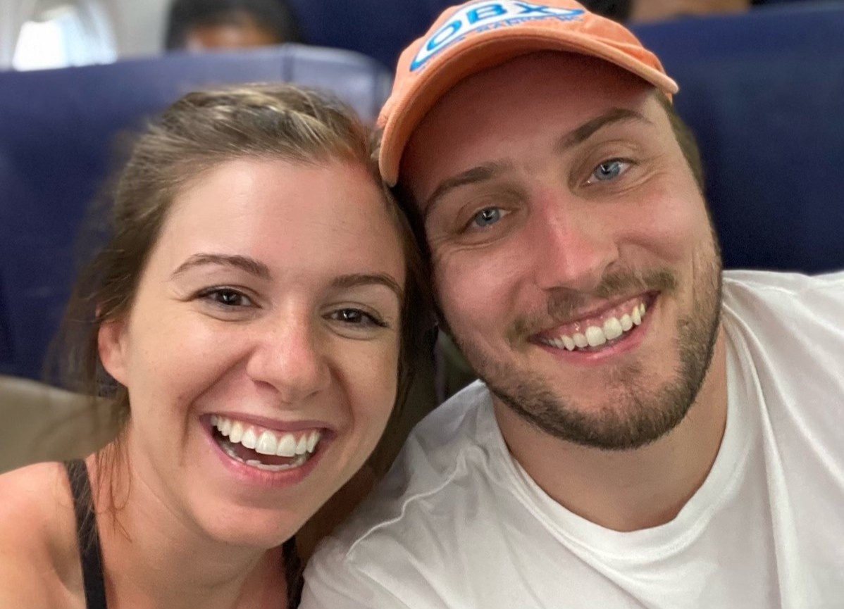 Cap doi cuu song nguoi dan ong bi ngung tim tren may bay hinh anh