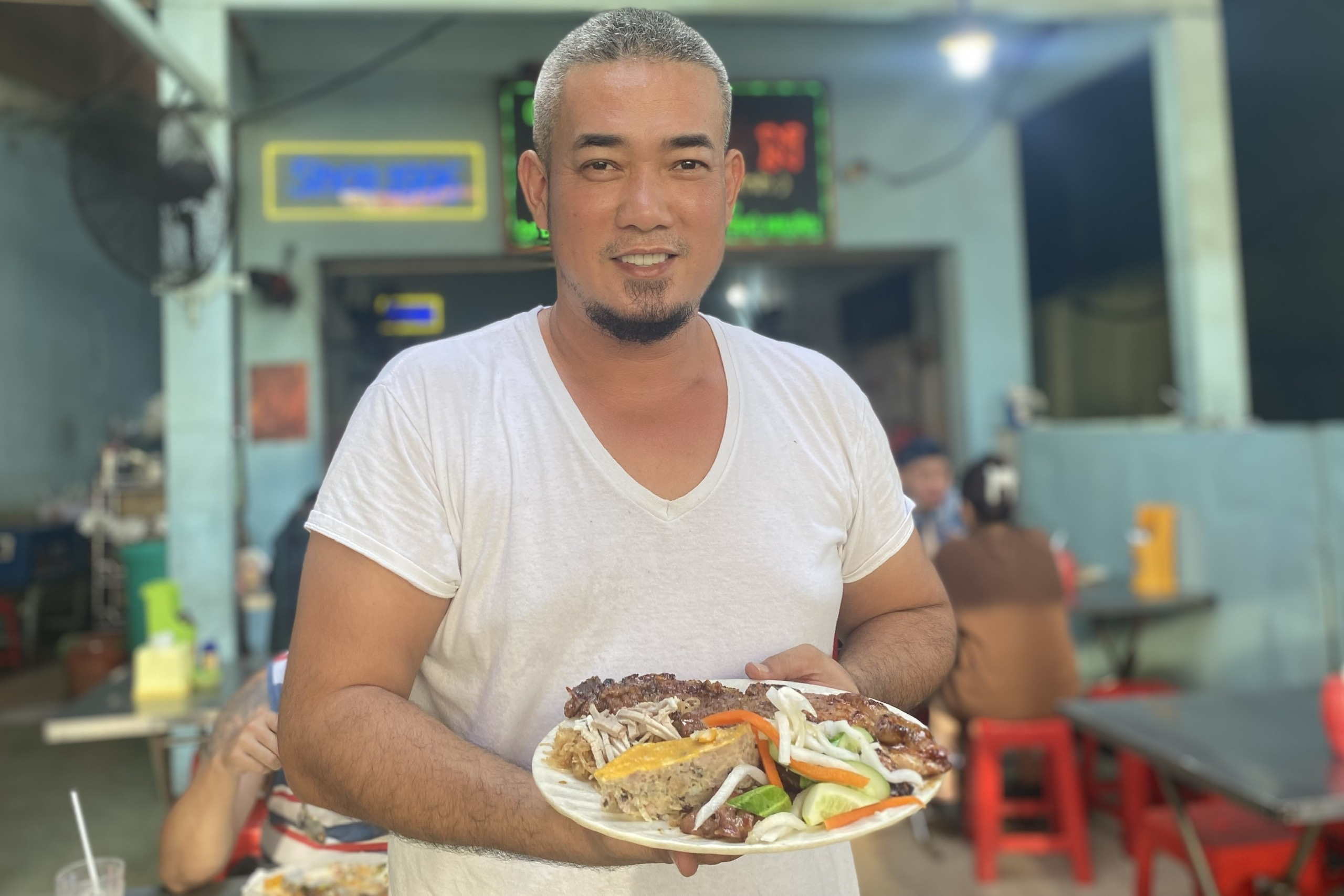 Khach toi com tam Ba Ghien, pho Hoa Pasteur tang sau su kien Michelin hinh anh