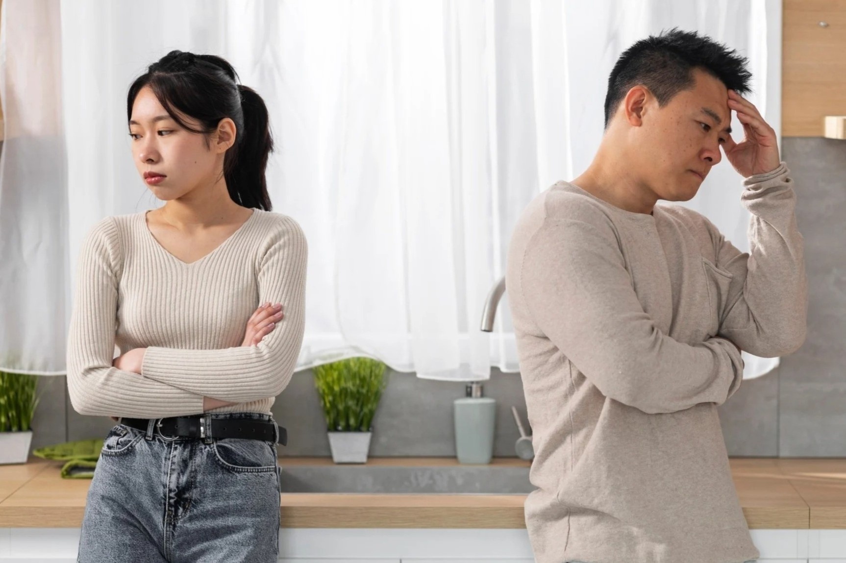 Vo chong Trung Quoc ly hon, con ngu guc truoc cua de xin o cung me hinh anh