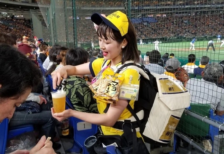 Nhung co gai Nhat Ban cong bia di ban tren san bong chay hinh anh