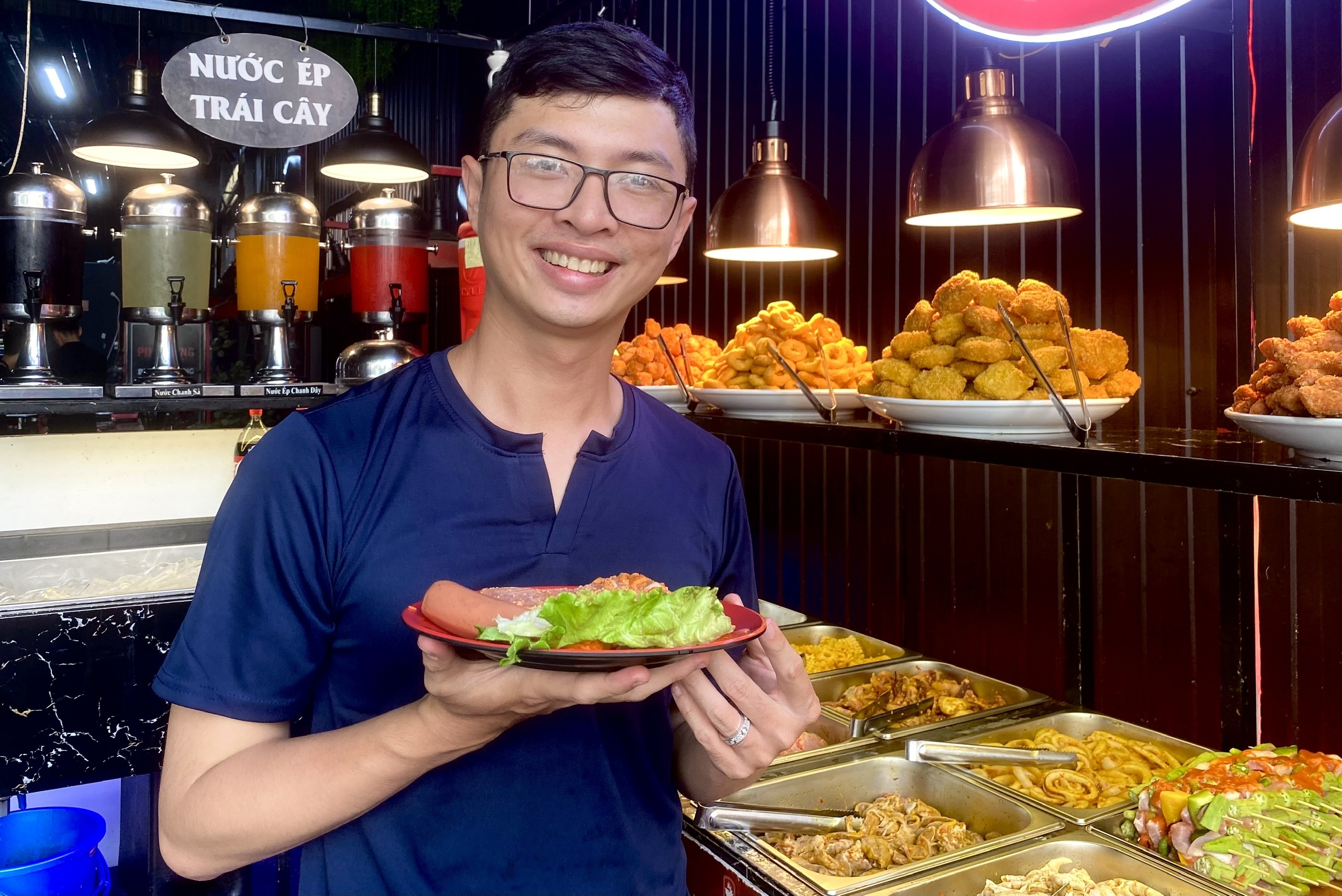 Buffet dac biet, gia chi 1.000 dong cho nguoi kho khan o TP.HCM hinh anh