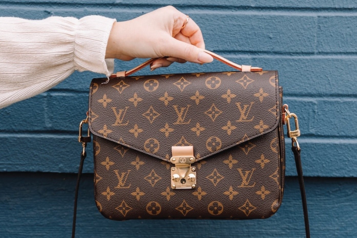 Bi lua gan 10.000 SGD khi rao ban tui Louis Vuitton tren mang hinh anh