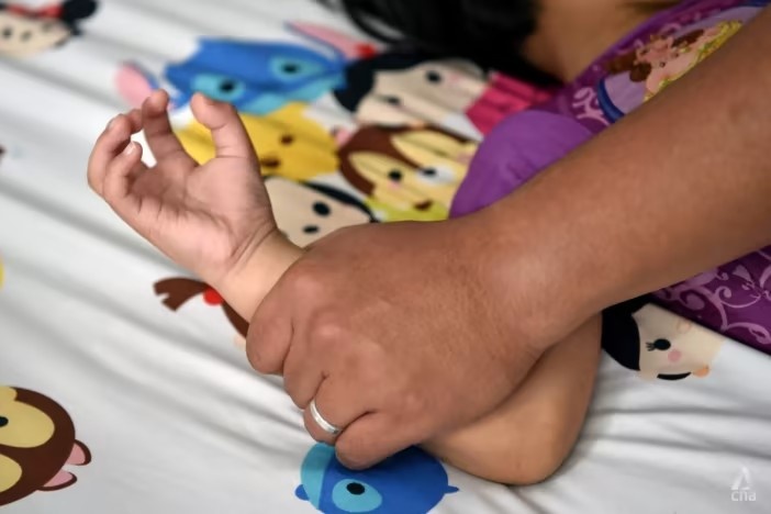 Cha nuoi tai Singapore lam dung tinh duc be gai lien tuc 3 thang hinh anh