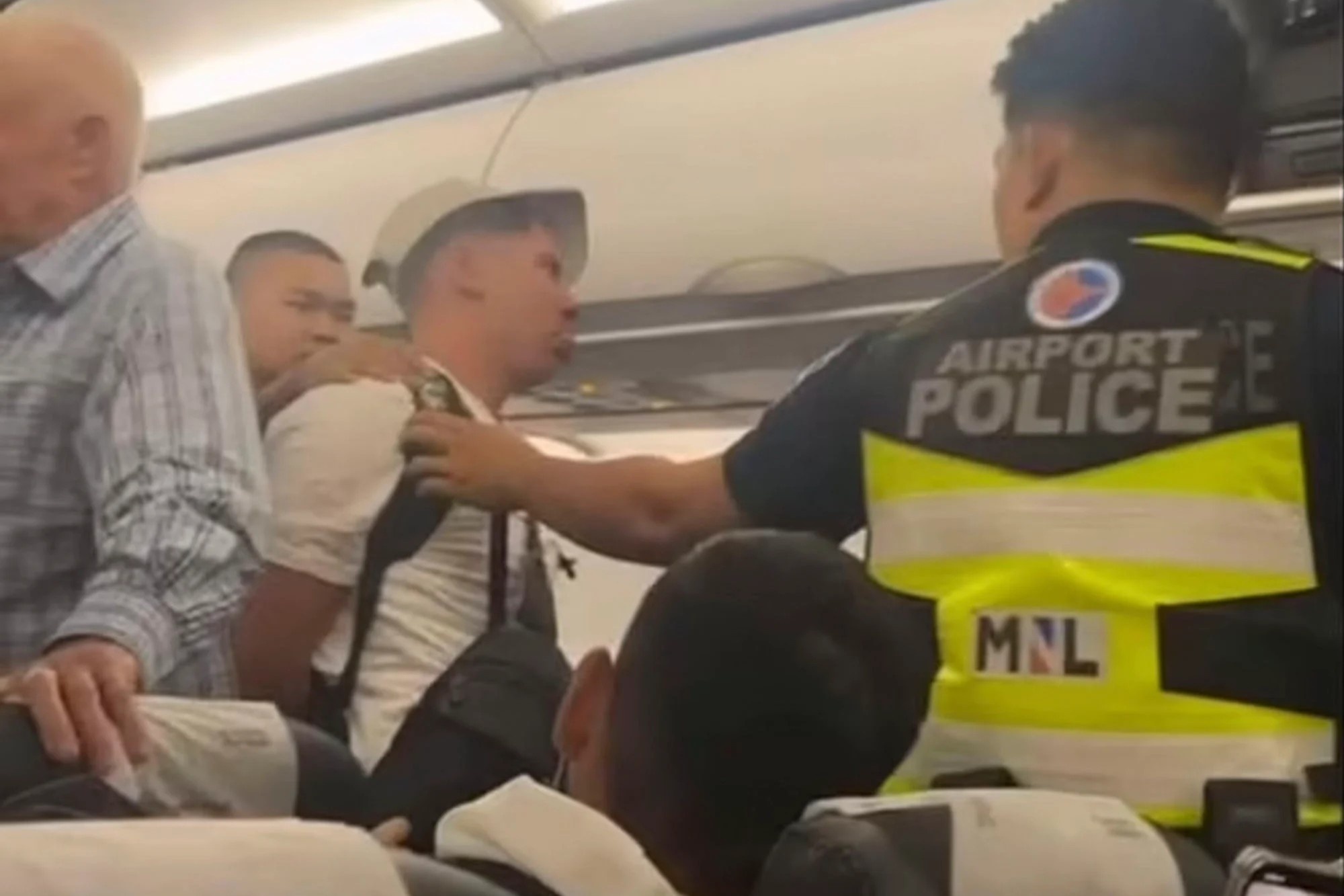 Tat nguoi, hanh khach bi troi tren may bay cho cho nguoc ve nuoc hinh anh