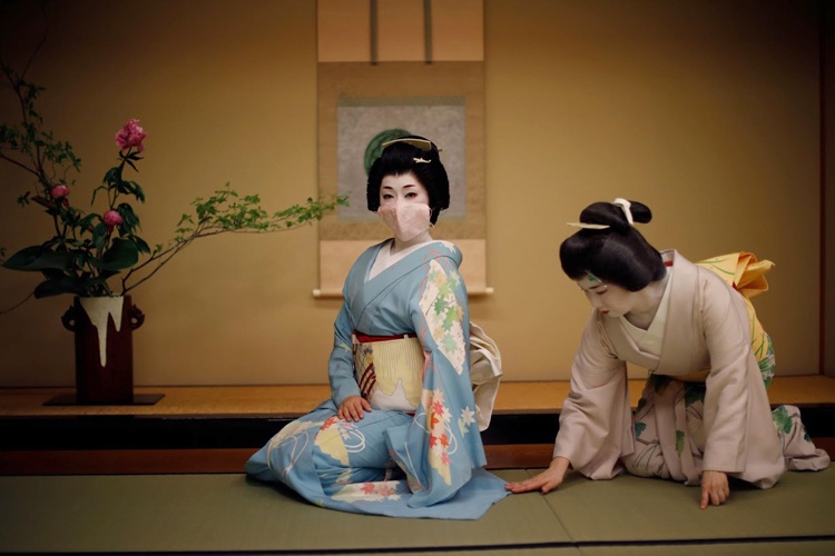 Geisha trong con khung hoang hinh anh