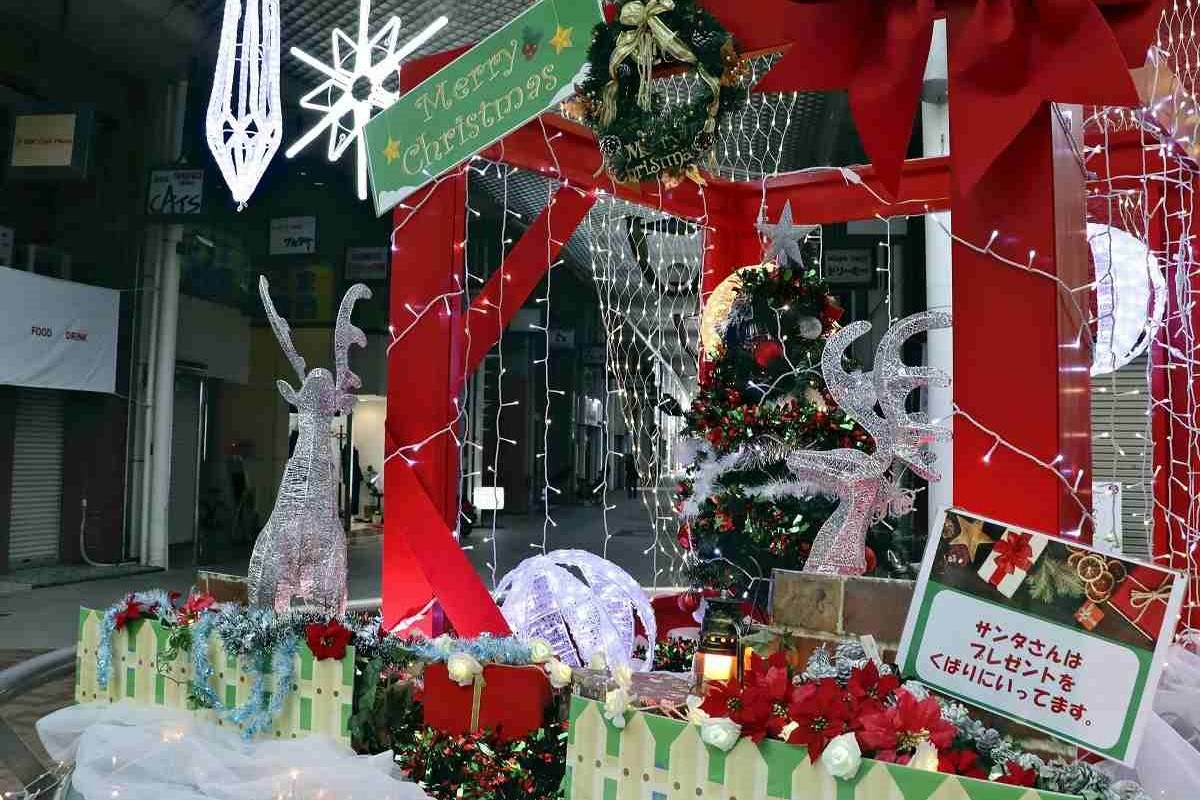 Mo hinh ong gia Noel bi danh cap, cua hang phai 'lua' tre em hinh anh