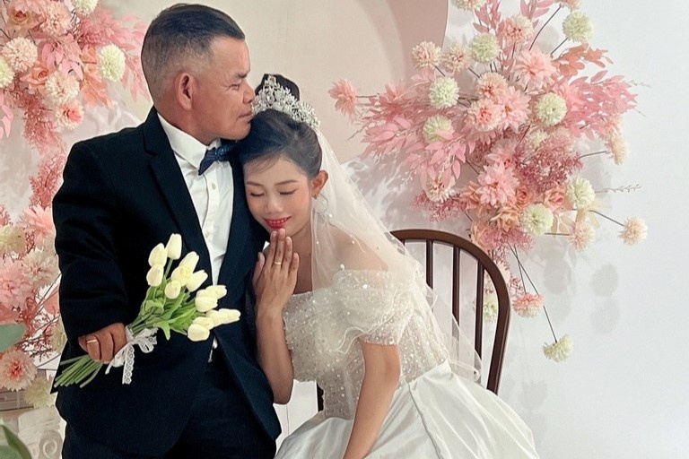 'Ong chu' cao 1 m cuoi co gai kem 26 tuoi hinh anh