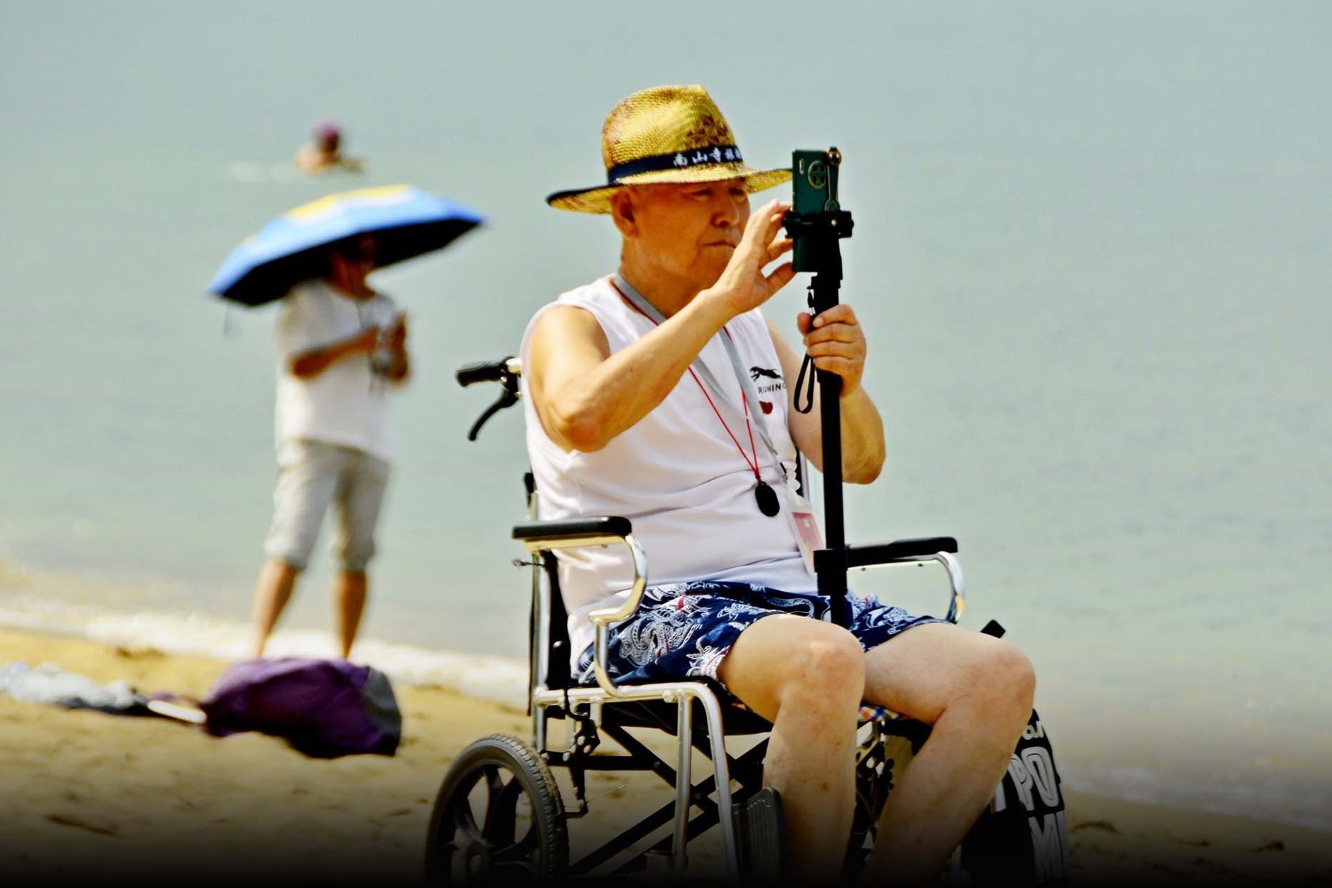 Nguoi gia Trung Quoc 'di cu' theo mua hinh anh