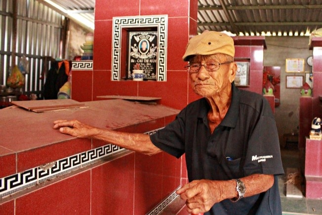 Cu ong 101 tuoi o Long An song mot minh giua 7 ngoi mo hinh anh