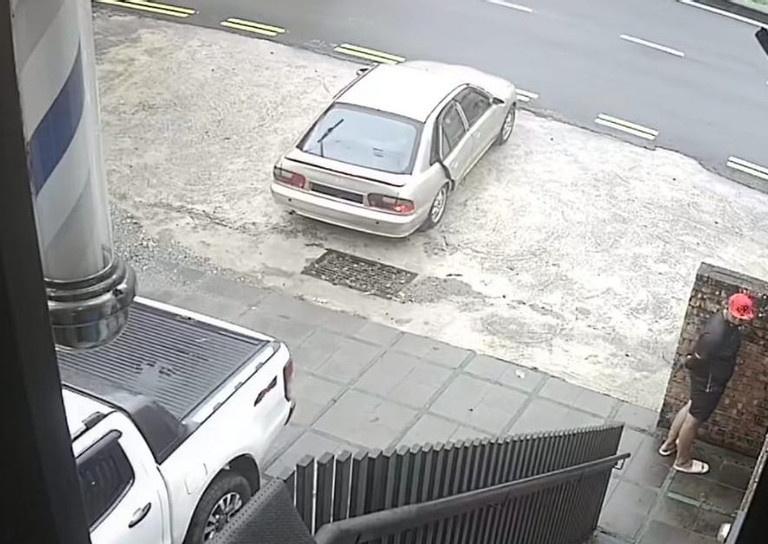 Nguoi cha ke lai giay phut kinh hoang duoi theo ke bat coc con trai hinh anh