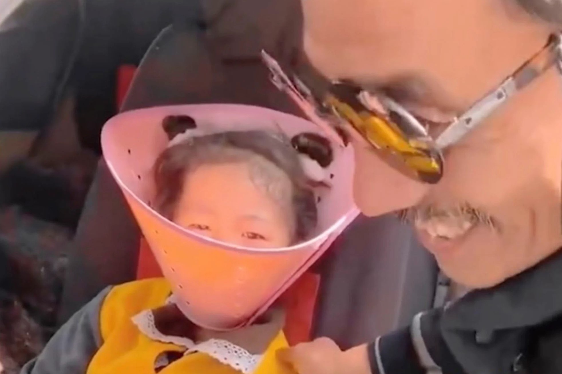 Ong cho chau 5 tuoi deo loa thu cung de 'cai nghien' dien thoai hinh anh