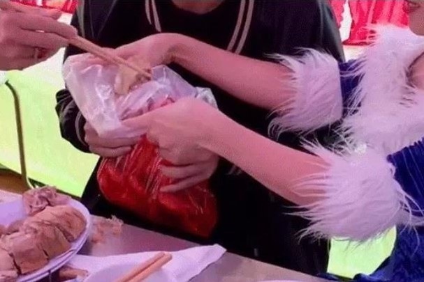 Trang diem long lay, xach tui do an thua o khach san ve co kem sang hinh anh