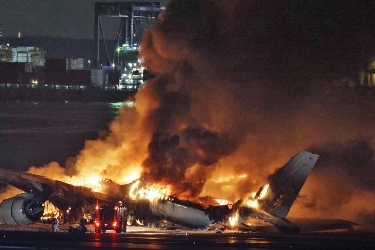Cau noi quan trong cuu hang tram nguoi tren chuyen bay boc chay hinh anh