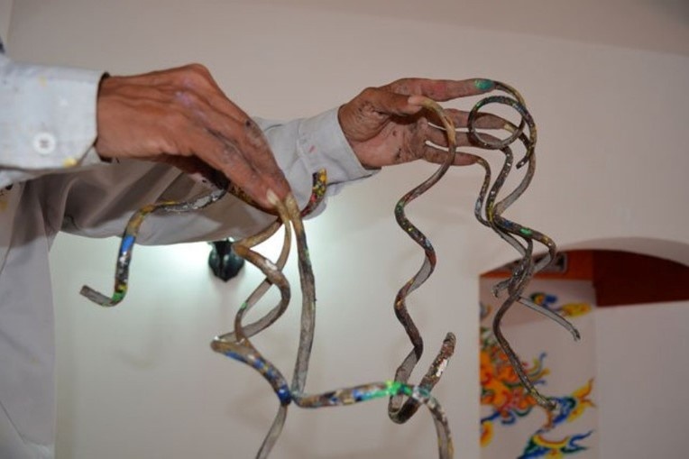 Nguoi dan ong Nam Dinh co mong tay dai 1 m, so huu biet tai hinh anh