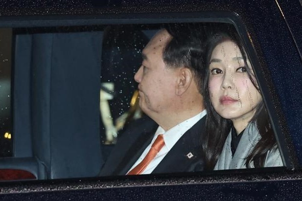 Chiec tui Dior gay song gio cua de nhat phu nhan Han Quoc hinh anh