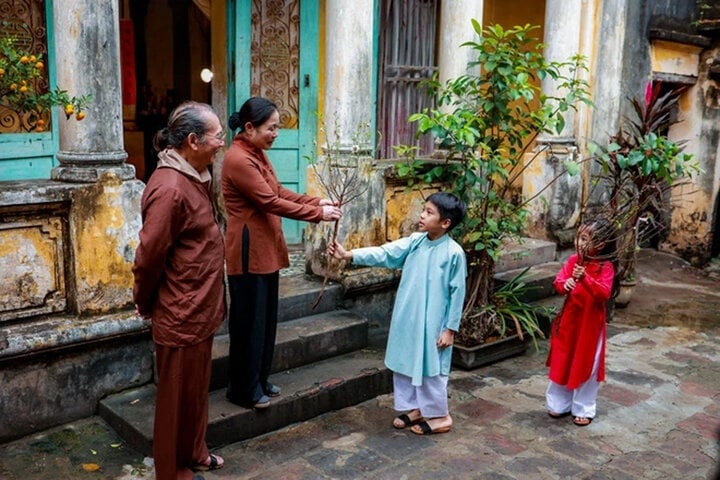 Tet xua noi me ban lon may ao moi cho dan con hinh anh