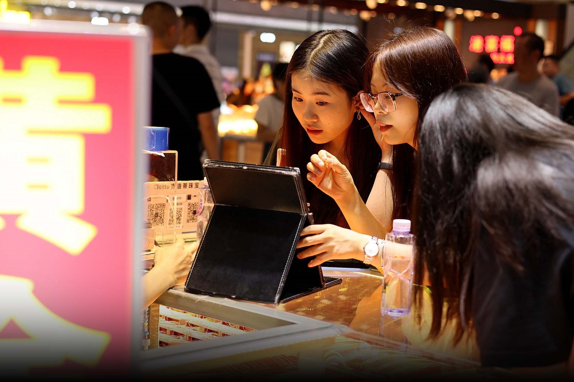 The he 'lai suat xuong day van gui tien ngan hang' hinh anh