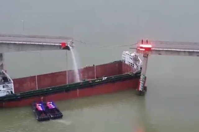 Tau container dam gay doi cay cau o Trung Quoc hinh anh