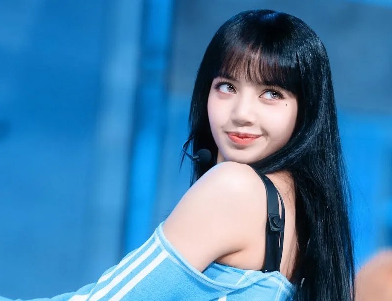 Lisa bat ngo toi Singapore giua 'con sot' Taylor Swift hinh anh