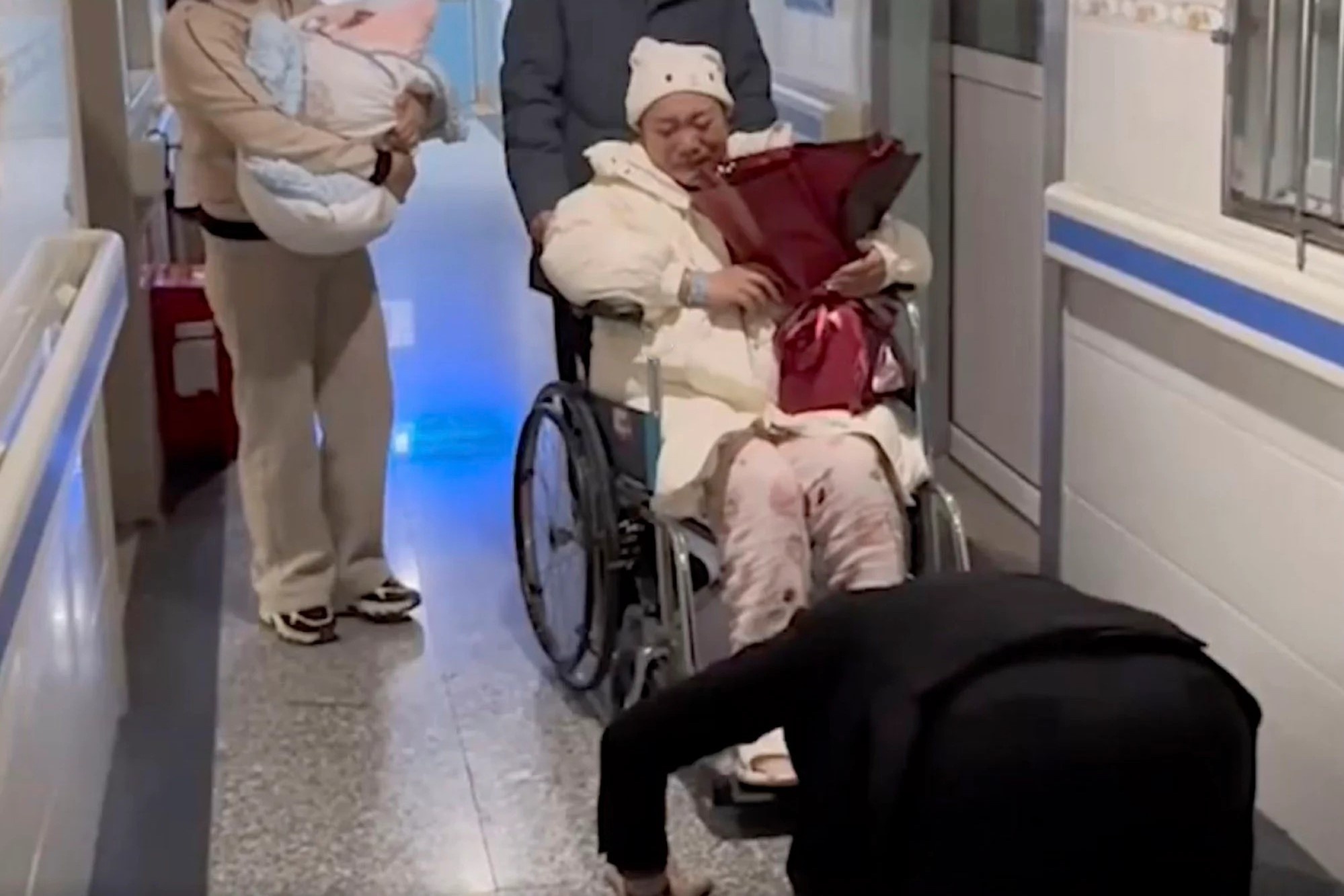 Chong quy lay, cam on vo da 'lieu mang' sinh con trai gay day song MXH hinh anh