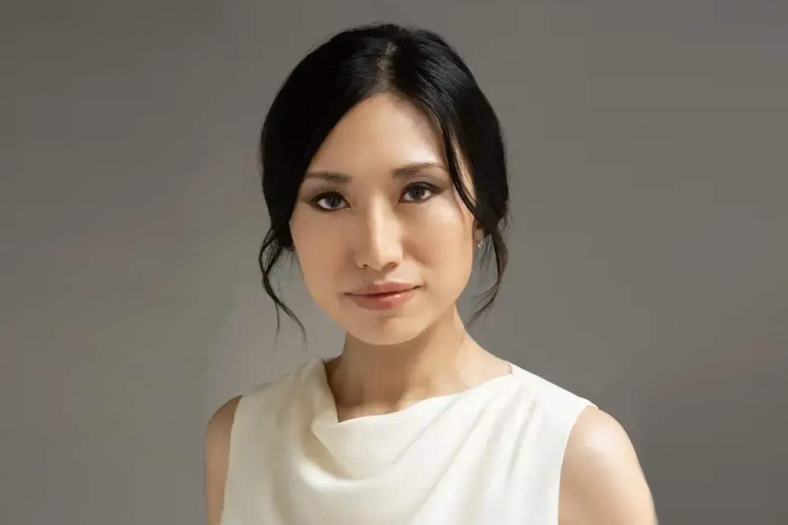 Tiet lo kho ngo tu nu tro ly cua ty phu hinh anh