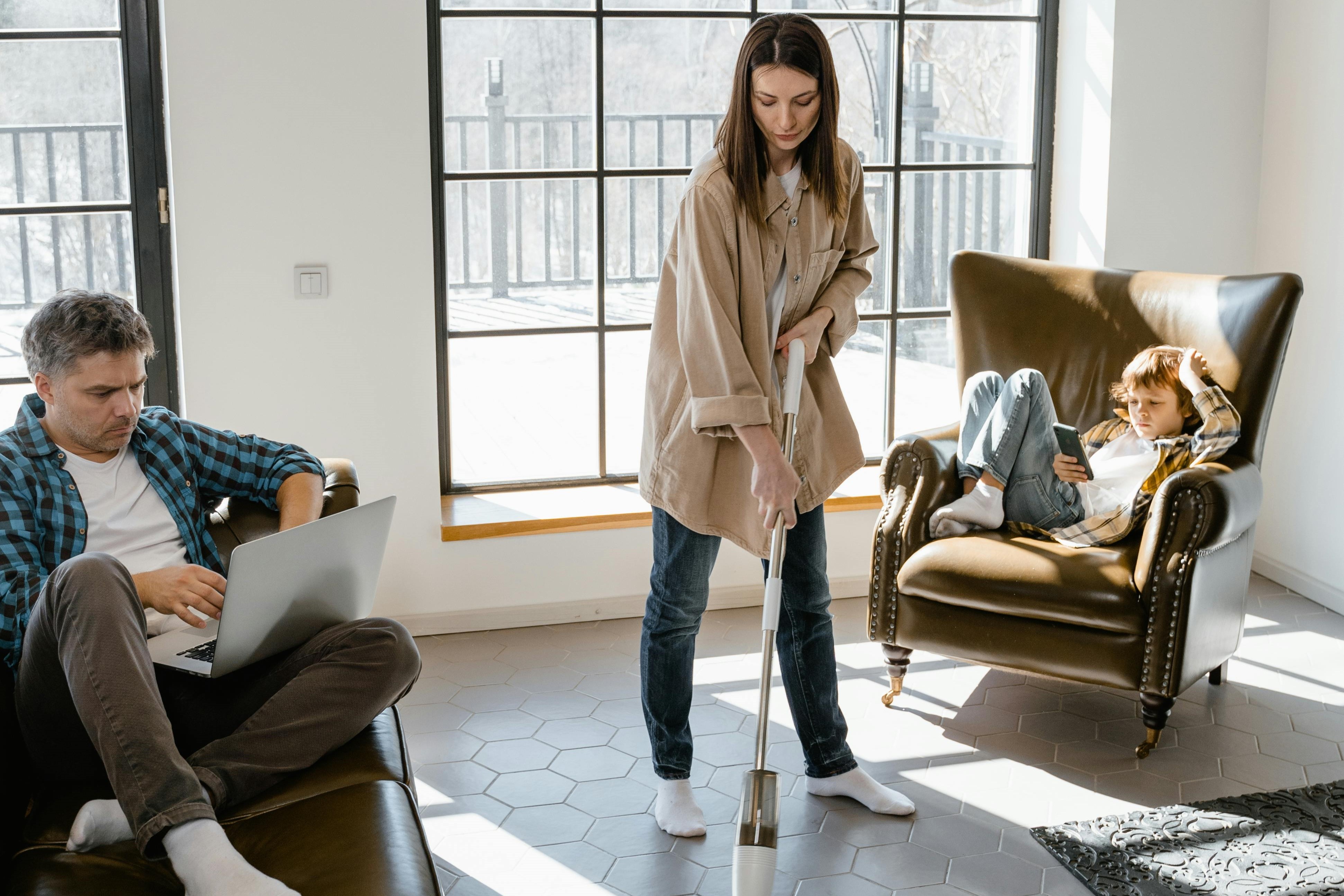 Chong phai boi thuong gan 100.000 USD tien lam viec nha cho vo cu hinh anh