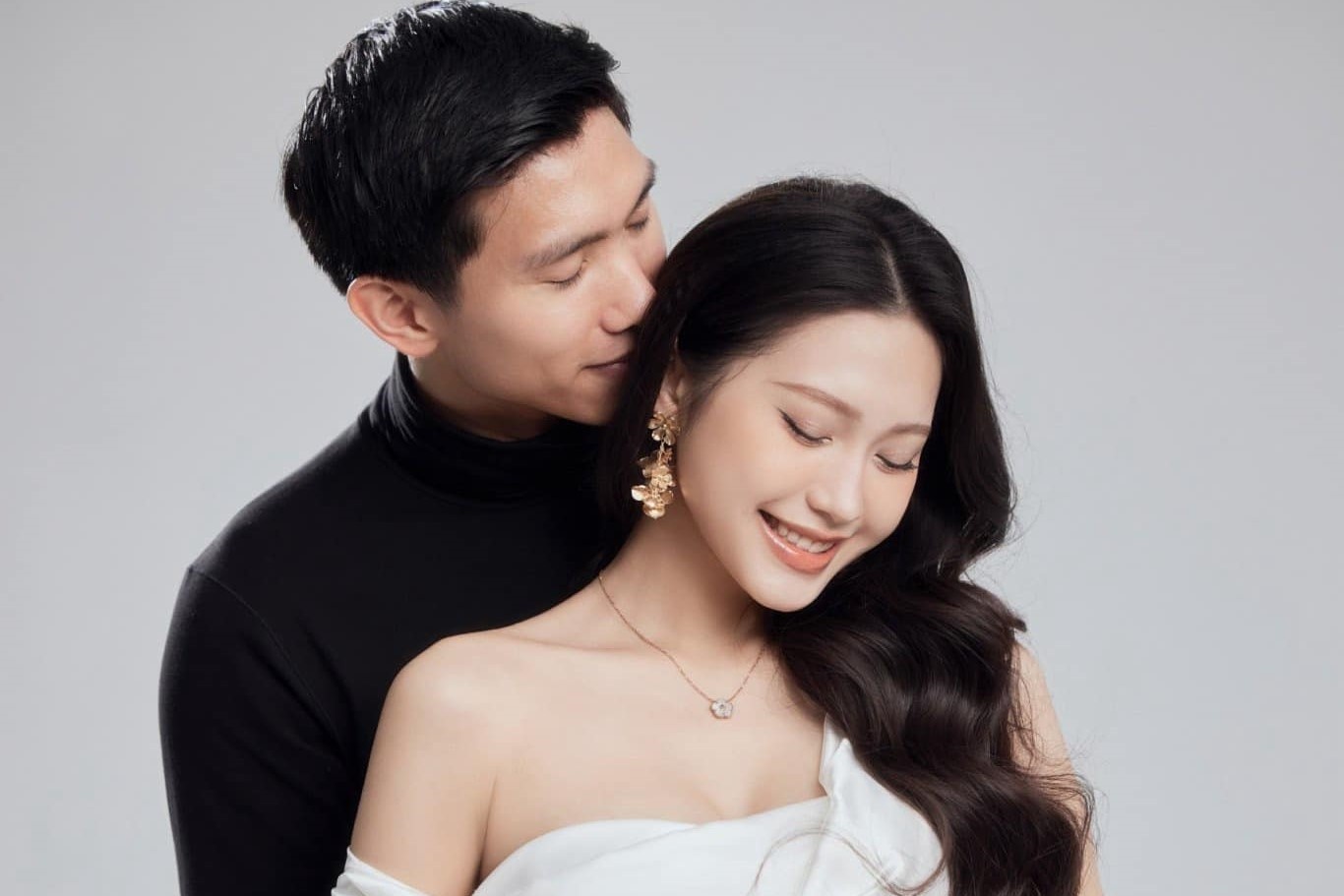 Hai cau thu sap co em be nam Rong hinh anh