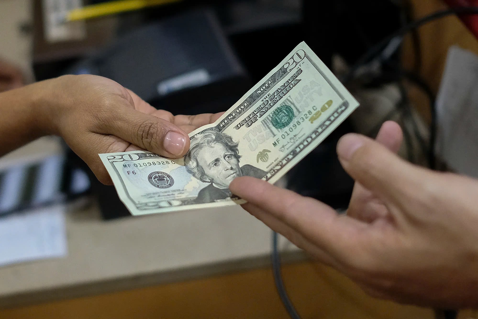 Trung 1 trieu USD nho to tien nhat duoc o bai dau xe hinh anh