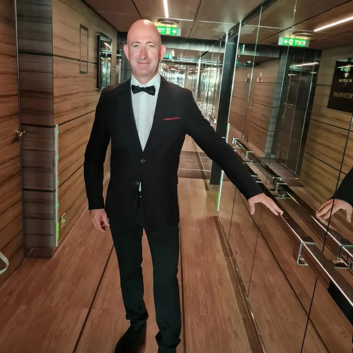 bản sao Jeff Bezos ảnh 1 ban sao Jeff Bezos anh 1