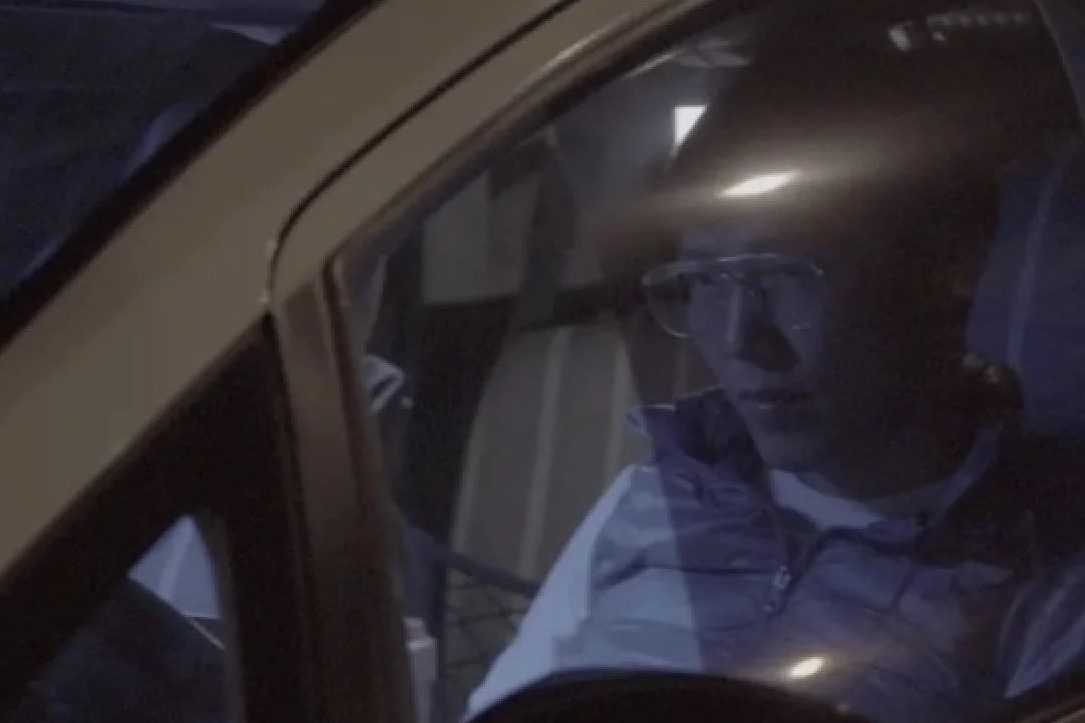 Nguoi dan ong song trong oto de danh tien yeu xa hinh anh