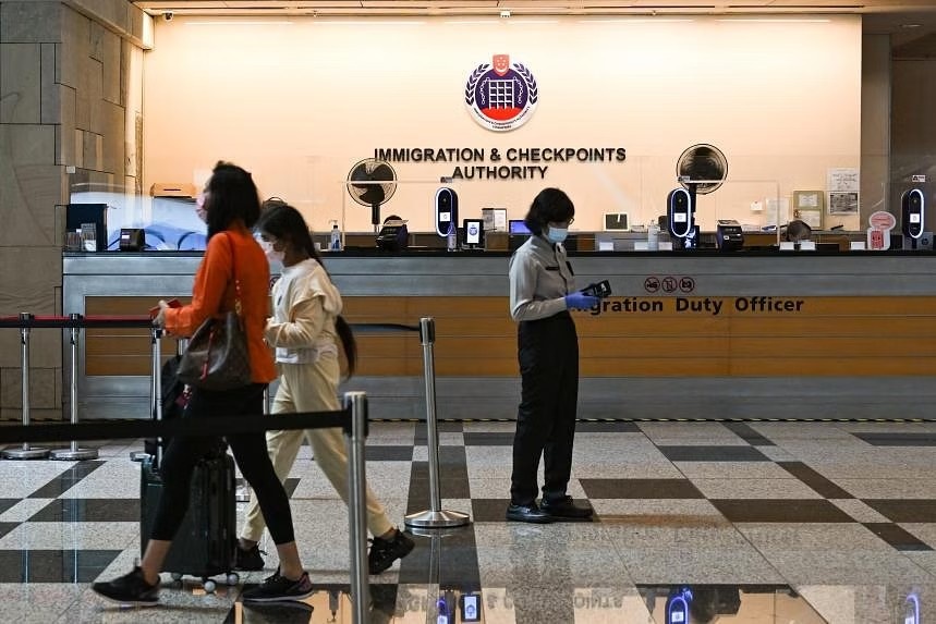 Straits Times: 6 nguoi Viet bi bat giu o Singapore hinh anh