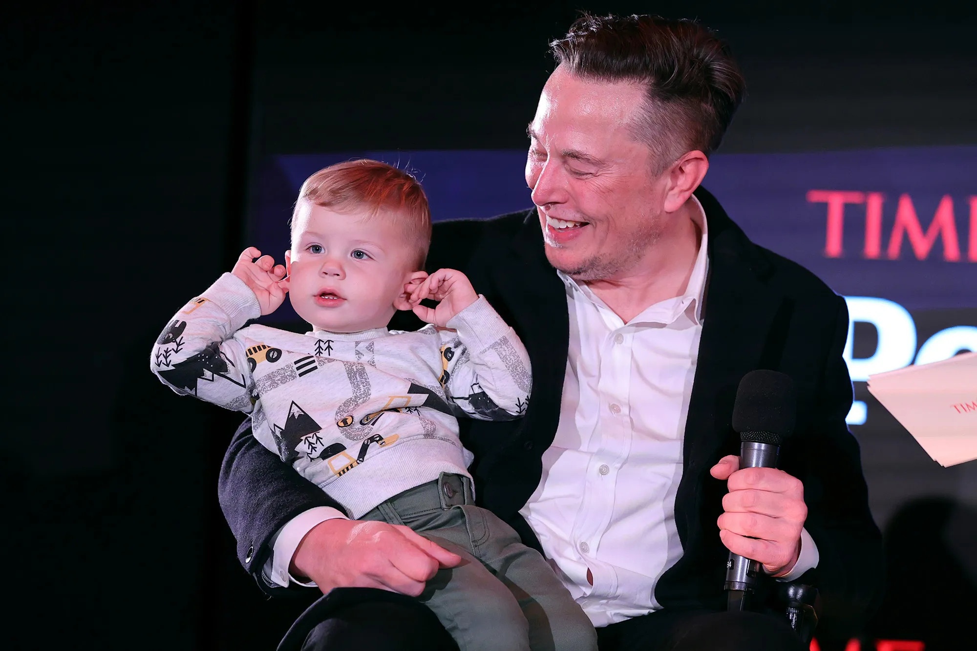 Elon Musk am tham co con thu 3 voi nhan vien hinh anh