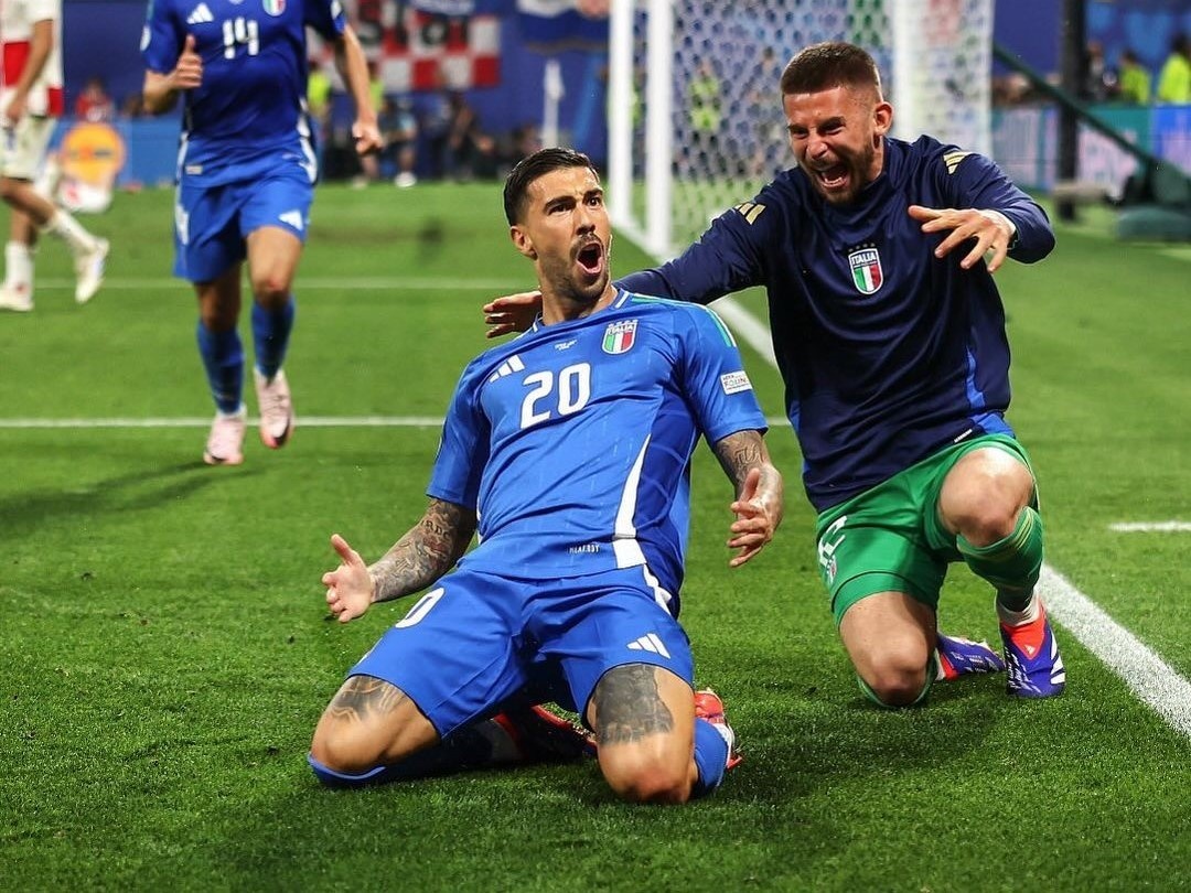 Moi tinh on ao giua nguoi hung tuyen Italy voi ban gai cu cua dong doi hinh anh