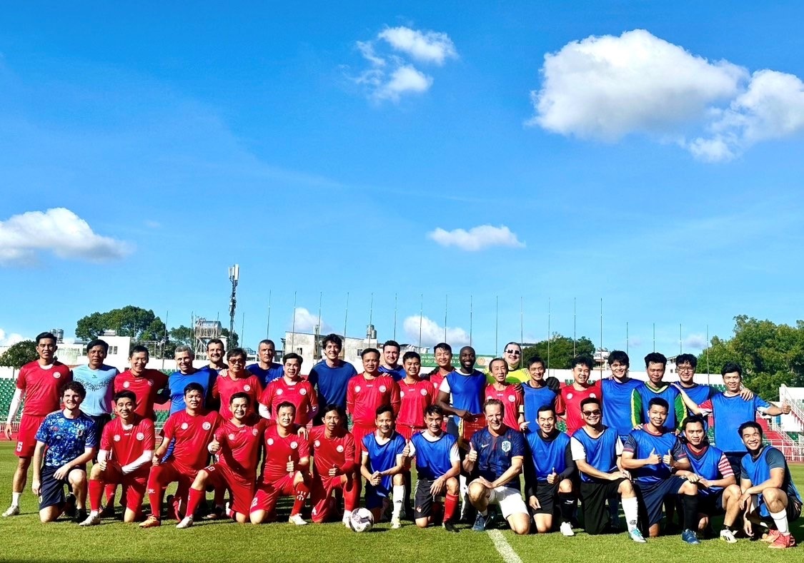 Giao huu bong da giua can bo, cong chuc TP.HCM va cac lanh su quan hinh anh