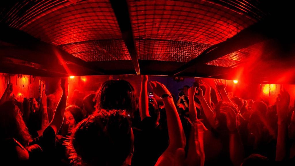 cam chup hinh trong bar anh 1