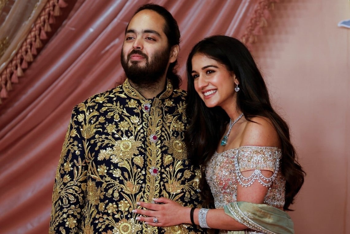 Kim Ye-ji,  Anant Ambani,  Moo Deng,  Adele,  Zendaya,  Taylor Swift anh 3