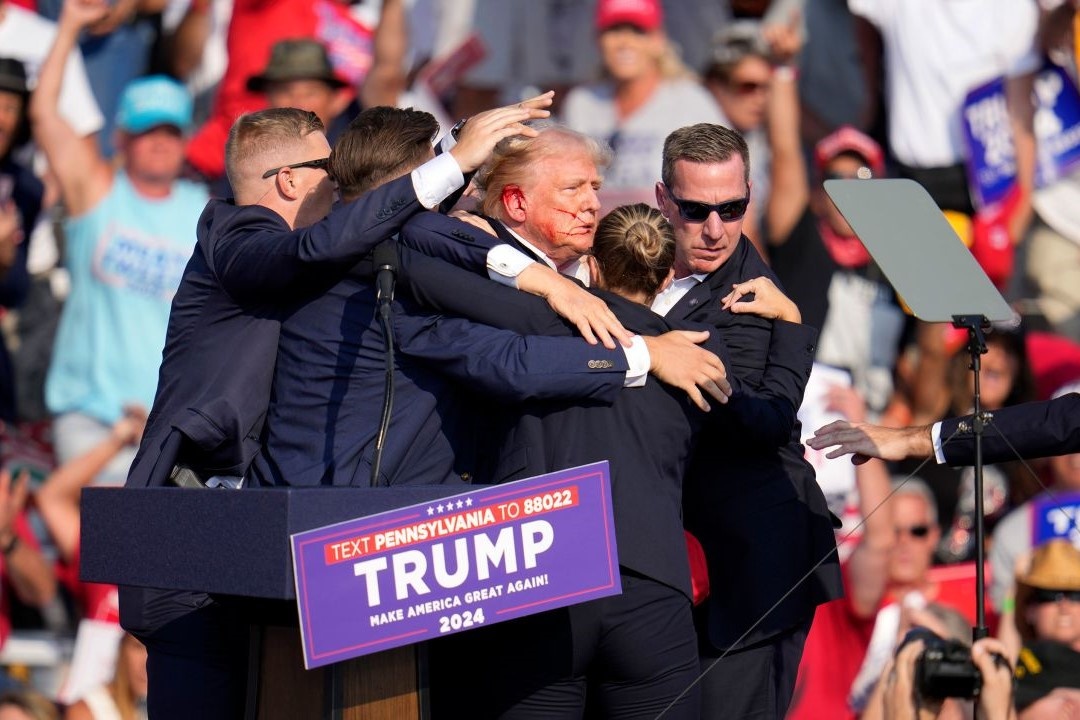 Nhan chung ke lai khoanh khac ong Trump bi ban hinh anh